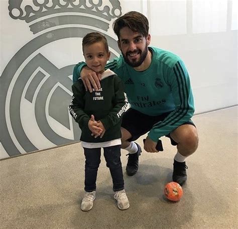 Neste mundial são três e dois deles passaram por portugal. Isco with his son (com imagens) | Seleção espanhola ...