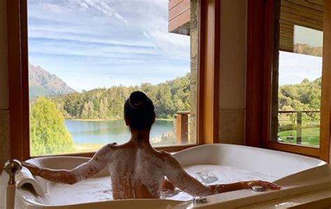 Mayra Cardi posa nua na banheira em local paradisíaco OFuxico