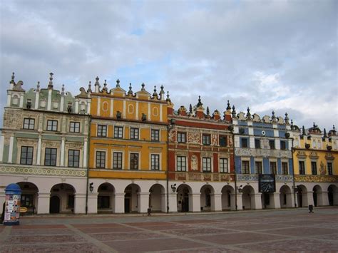 Można wynająć przewodnika i przejechać się meleksem.polecam restaurację ormiańska kuchnia ,wszystko bardzo dobre,obsługa wspaniała. Rynek Wielki (Zamość) - Przewodnik - Dioblina