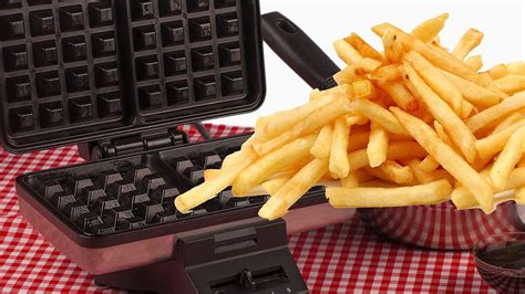 Er schüttet Pommes in ein Waffeleisen der Effekt ist unglaublich