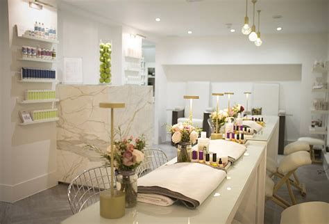 This sleek and simple nail bar is the london nail salon for creative gel manicures or a perfect shade of pastel nail polish. Gentlemans manicure & pedicure at Nails & Brows Mayfair