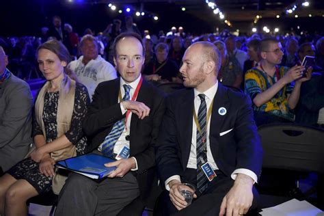 Lapsista jutellaan ja yritetään tehdä. Halla-aho lainasi Einsteinia: Hulluutta on tehdä asiat ...