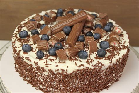 Mit ein wenig zeit und lust lässt sich so ein schmackhafter, cremigen tortentraum erschaffen. Yogurette Torte selber backen - frische Torten Rezepte ...