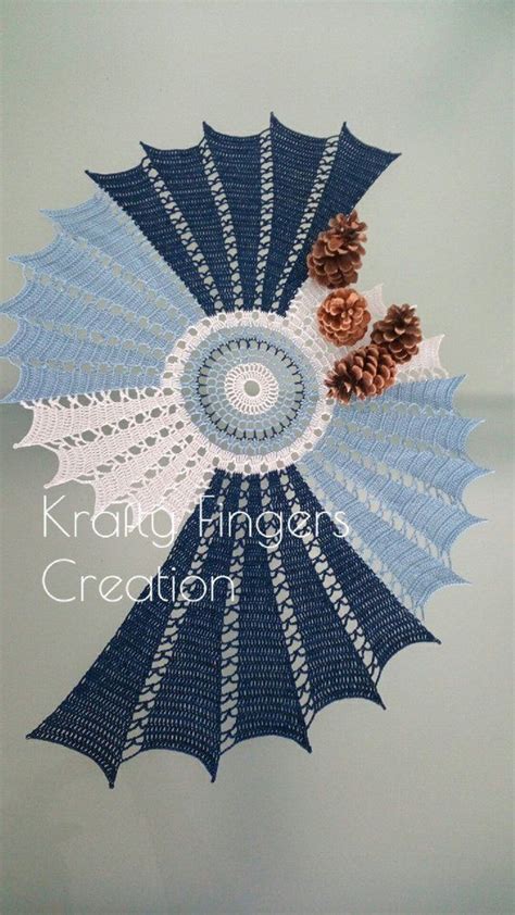Centrini a uncinetto schemi e modelli foto tempo libero. Modern Crochet Fractal doily in hues of blue and white ...