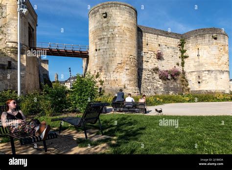 jardines frente a las torres de las murallas fortificadas de guillermo el conquistador s