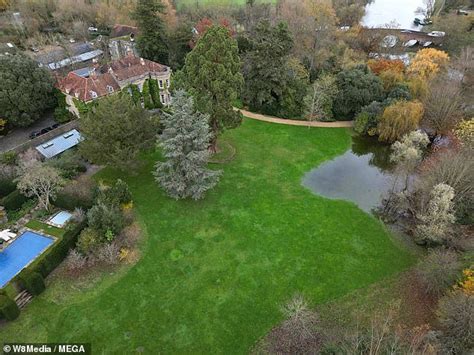 George And Amal Clooneys Back Garden At £20m Riverside Mansion Is