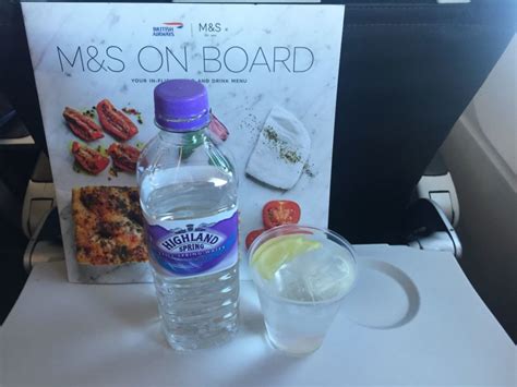 Saiz molekul air yang sangat kecil dan memudahkan. Hindari Minum Air Putih di Dalam Pesawat