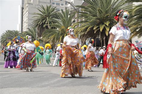 Chilango Fotos As Fue El Desfile Comunitario D A De Muertos En Cdmx