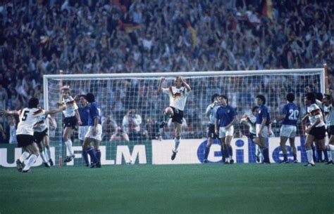 Alemania comenzó con fuerza, dominando, e incluso pudo adelantarse en el marcador, pero el var anuló la diana inicial por mano al principio de la jugada. Alemania vs Italia Eurocopa 1988 | Jugar futbol, Fútbol ...