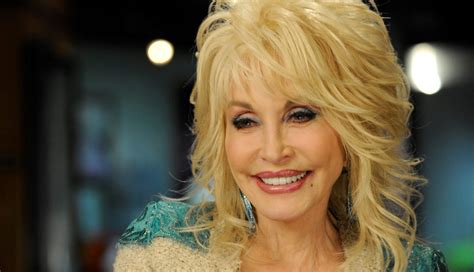 Dolly Parton S Body Measurements Including Breasts Height And Weight