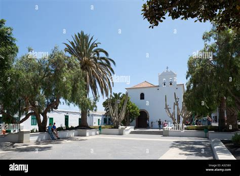 Iglesia De Nuestra Senora De La Caridad Auf Dem Hauptplatz Yaiza