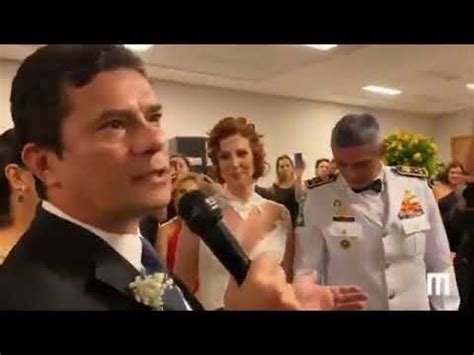 A deputada federal carla zambelli (psl) utilizou as redes sociais na madrugada deste sábado (15) para agradecer ao ministro sergio moro pelo discurso proferido como padrinho do casamento dela. No casamento de Carla Zambelli, Moro diz que ela merece ...
