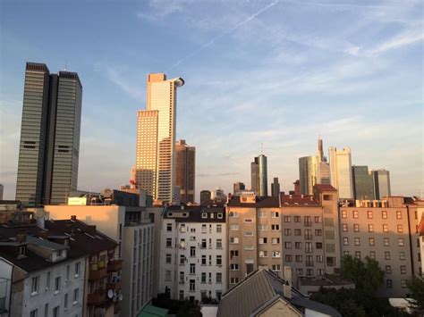 Ein großes angebot an mietwohnungen in frankfurt am main finden sie bei immobilienscout24. Ausblick aus einem Frankfurter WG-Zimmer: die Skyline. WG ...