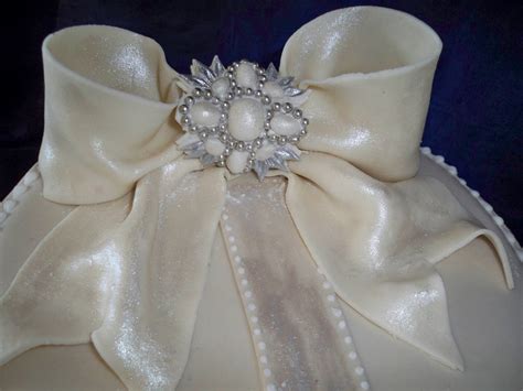 Vintage Round Box Wedding Cake With Fondant Bow And Brooch Elisabeth