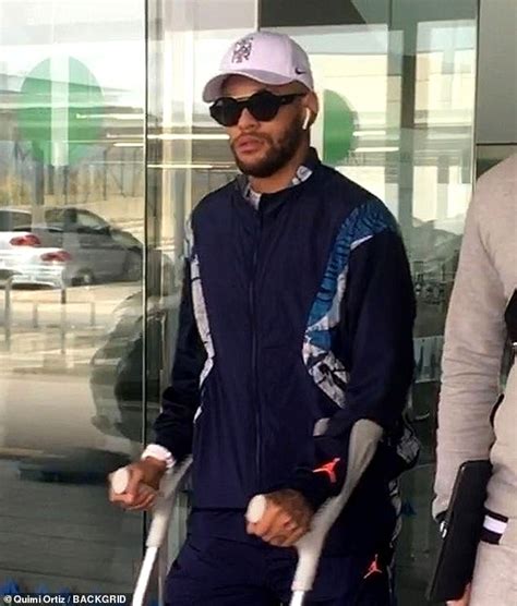 Presidenta dilma rousseff posa para foto com os jogadores neymar, lucas e ganso após a cerimônia de sorteio. sport news Neymar cuts solumn figure at Barcelona airport ...