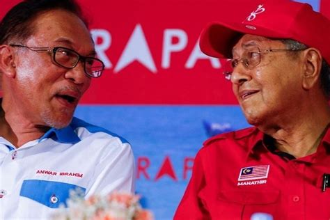 Melihat sokongan amerika kepadanya anwar ibrahim adalah calon amerika untuk melakukan regime change di malaysia dengan menjadi perdana menteri malaysia. Anwar Ibrahim: Mahathir Dimanfaatkan