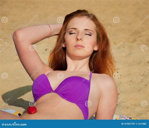Mooi Sexy Meisje Met Het Rode Haar En Bikini Stellen Bij Het Strand Stock Afbeelding Image Of