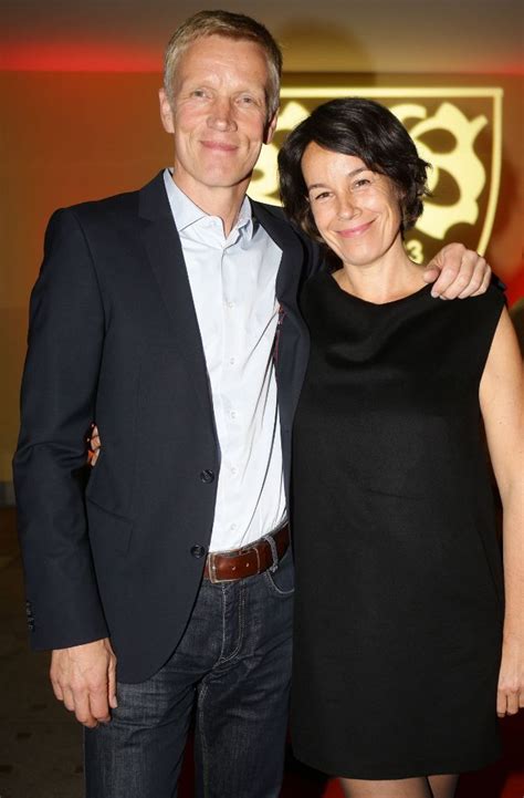 Der fc schalke hat einen schritt zum aufbau einer schlagkräftigen mannschaft für die kommende saison in der 2. VfB-Torjäger Simon Terodde und seine Frau Laura mit der ...