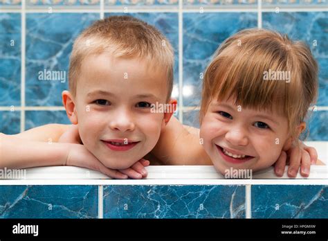 Hermano Y Hermana Tomando Un Baño De Burbujas Niño Y Niña Jugando