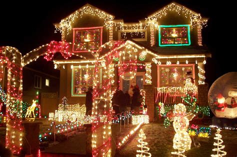 During the holidays, windows are decorated with greenery and wreaths on the doors are laden with apples, pineapples and other fruit. 25 Christmas Yard Decorations Ideas for This Year