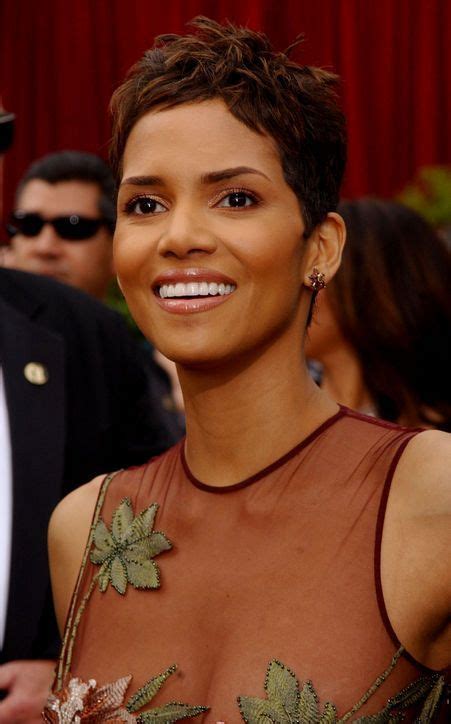 Halle Berrys Cropped Haircut Has Become An Iconic Pixie That We All Love Oscar Hairstyles