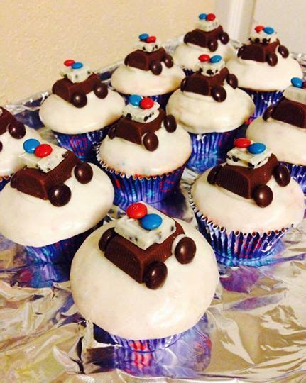 Das gemisch sieben und unter den teig heben. Police car cupcakes! =) (Hershey's nugget bar, cookies and ...