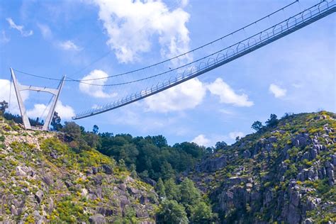 At 175 meters high, 516 arouca bridge is not for the faint of heart. PORTOGALLO - IL PONTE PEDONALE SOSPESO PIÙ LUNGO DEL MONDO