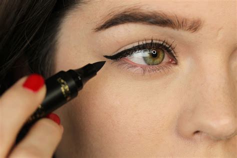 The Foolproof Cat Eye Flick Tip The Anna Edit