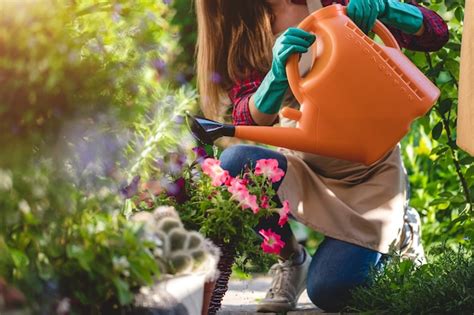 Jardinero Mujer Regando Las Flores En El Jardín De Su Casa Jardinería