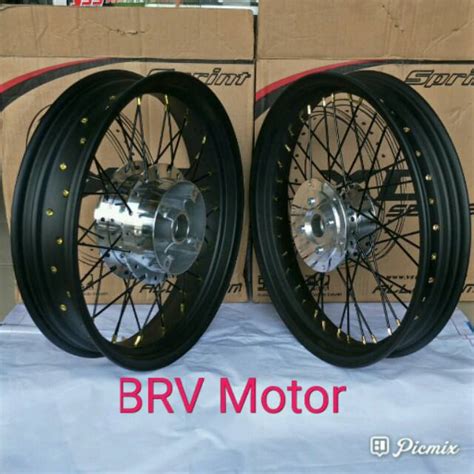 Depan lebar 250, belakang 350 ring 17 (rossi/champ) hitam dan silver. Sepaket Velg Jari Jari Vixion Old - Vixion New - Vixion ...