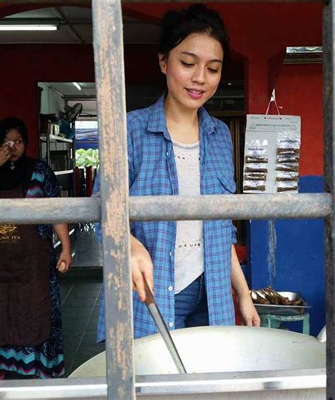 Nasi lemak anak dara yang diusahakan siti hajjar ahmad, 24, meniti di bibir perdana menteri, datuk seri najib tun razak ketika ucapan pembukaan bajet 2017 di dewan rakyat, parlimen, hari ini. Dulu Gadis Nasi Lemak Anak Dara, Kini Giliran Gadis Masak ...