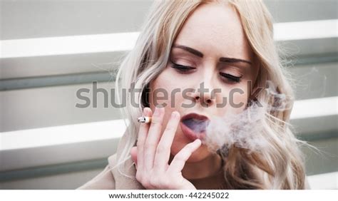 Blonde Girl Smoking Cigarette Foto De Stock 442245022 Shutterstock