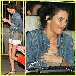 Kendall Jenner Freaks Out When Sis Kylie Sticks Hand Down Her Shorts Kendall Jenner Kylie