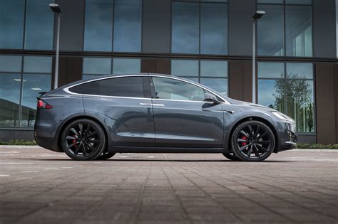 Prices shown are recommended retail prices for the specified countries and do not include any indirect incentives. Flat-Out Magazine | Tesla Model X P100D - Flat-Out Magazine
