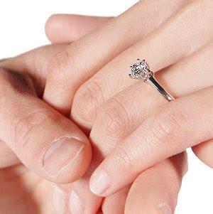 Todavía no me entran el anillo de compromiso ni el de casada. Novias y mucho más: El Anillo de Compromiso