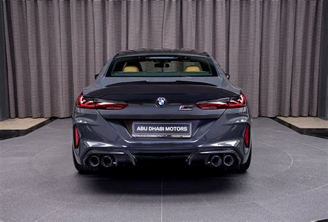 2 personnes ✓ séjour minimal à partir de 1 nuit(s). BMW M8 Gran Coupé in Brands Hatch Grau mit viel Carbon