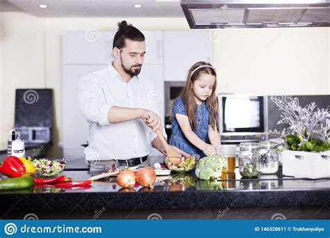 Padre E Hija Que Cocinan La Comida Junto Imagen De Archivo Imagen De