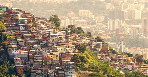 rio de janeiro visite de la favela rocinha avec un guide getyourguide