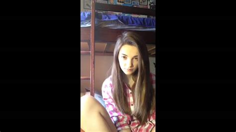 летняя школьница девственница отвечает на вопросы в Перископ YouTube