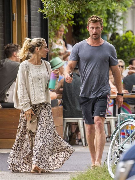 Elsa Pataky And Chris Hemsworth Out For Breakfast In Byron Bay 0923