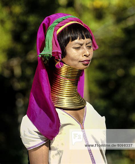 The rings create an illusion. Giraffenhalsfrau vom Bergstamm der Padaung mit Halsschmuck ...