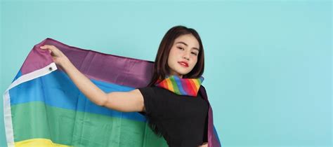 menina lgbtq e bandeira do orgulho garota lésbica sexy e posição da bandeira lgbt fundo verde