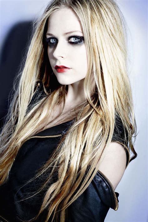 Avril Lavigne Maquillaje Punky Cabello Rubio Con Raíces Oscuras
