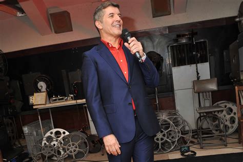 João luís baião dos santos (born october 8, 1963) is a portuguese television presenter, entertainer and actor. João Baião - SIC em grande forma. João Baião arrasa TVI e ganha audiências - Olhó baião celebra ...