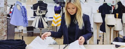Fondée en 1991, modeestah s'est positionnée depuis ses débuts comme l'école professionnalisante des métiers. Quelles formations pour devenir styliste de mode ...