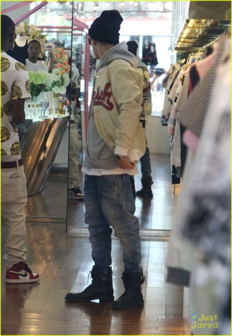 justin bieber was caught lookin fly while shopping photo 674306 photo gallery just jared jr