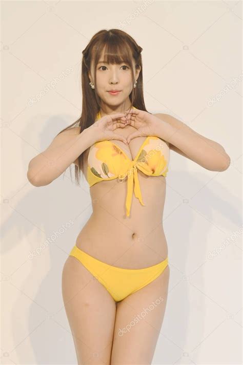 La Estrella Japonesa Yua Mikami Ex Miembro Del Grupo Japonés Ske48 Team S Posa En Bikini