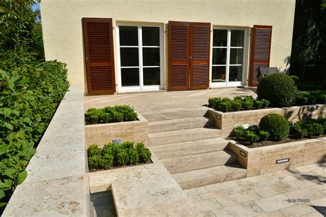 Natursteine für haus und garten naturstein macht immer eine gute figur, ob in der gartengestaltung, als baustoff oder als dekoration im eigenheim. Naturstein-Blockstufen für Gärten (u.a. Anthrazit) - Alle ...