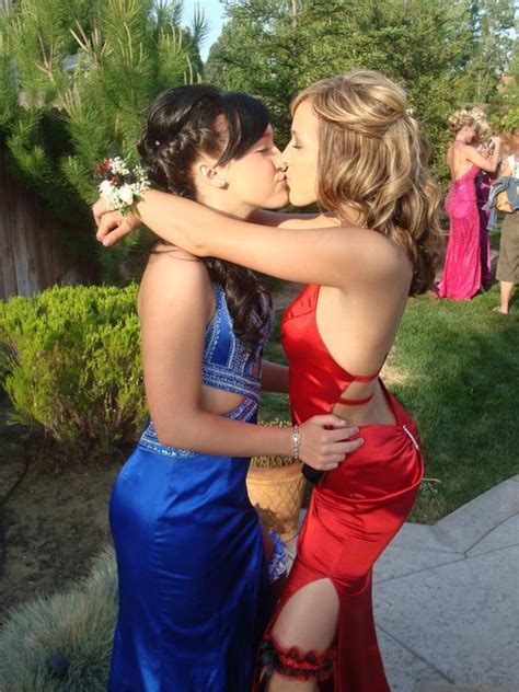 Kissing Lesbian Girls