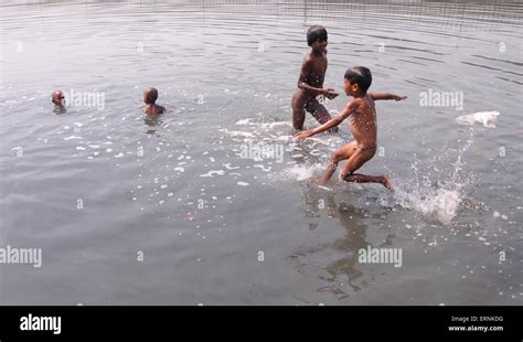 delhi inde le 05 juin 2015 les enfants de prendre un bain à la rivière yamuna au cours de la